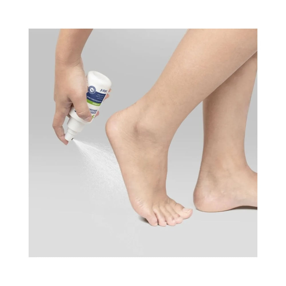 Aplicação do Creme-Spray Blant Foot Care 5 x 1 diretamente nos pés
